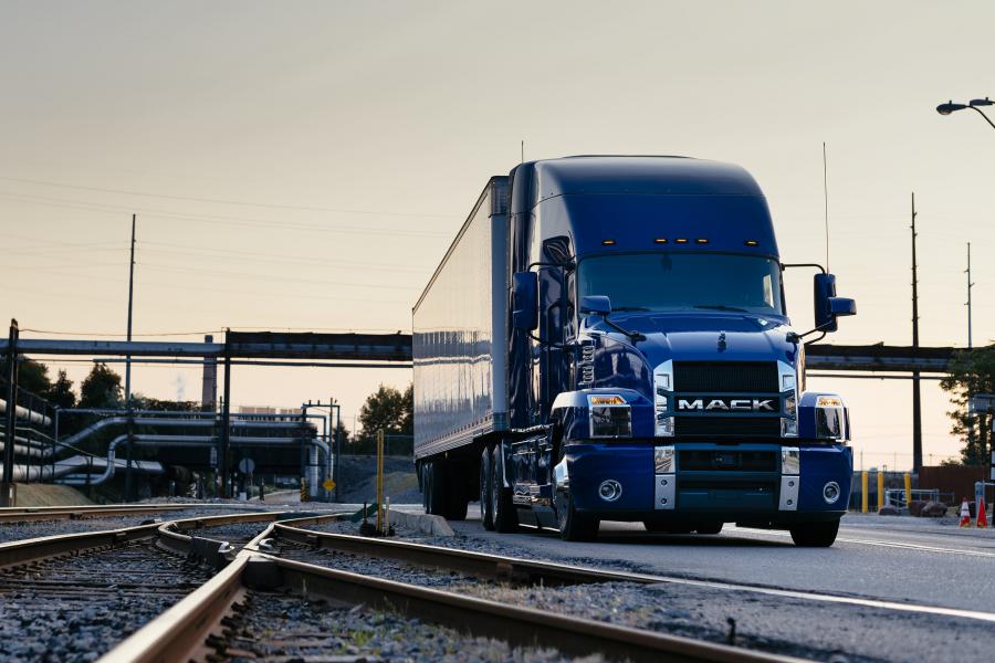  Mack Anthem 70-inch Stand Up Sleeper Cab 2018 года  (фото 14 из 18)